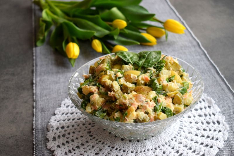 Sałatka z młodych ziemniaków, łososia i szpinaku