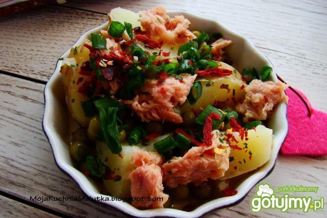 Sałatka z młodych ziemniaków z łososiem 