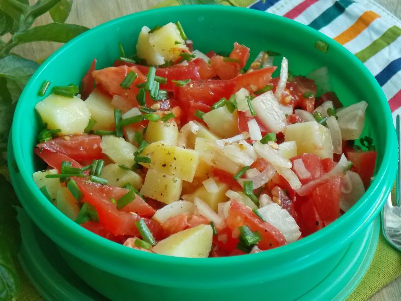 Sałatka z młodych ziemniaków z pomidorem Sałatka z młodych ziemniaków z pomidorem