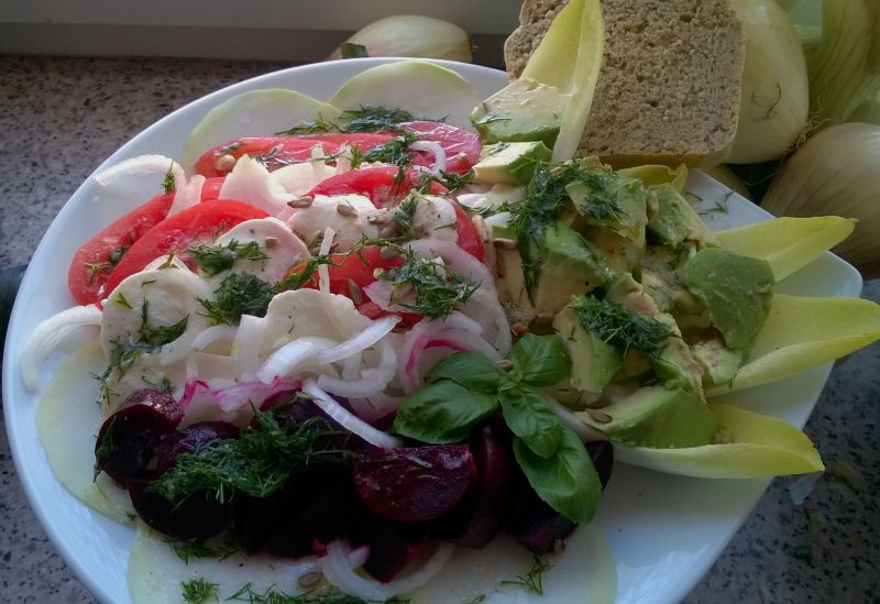 Sałatka z młodymi buraczkami i awokado