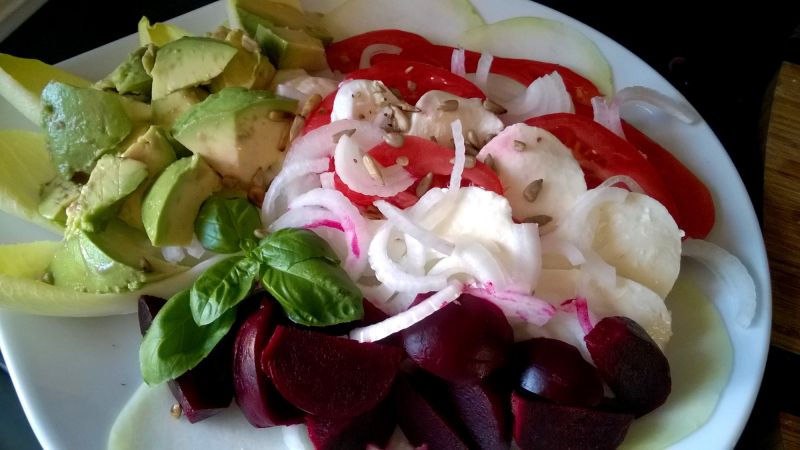 Sałatka z młodymi buraczkami i awokado