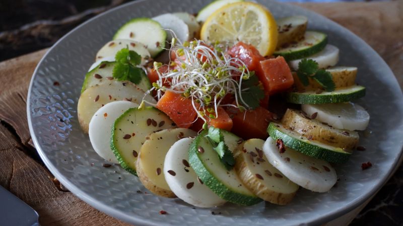 Sałatka z młodymi ziemniaczkami i pstrągiem