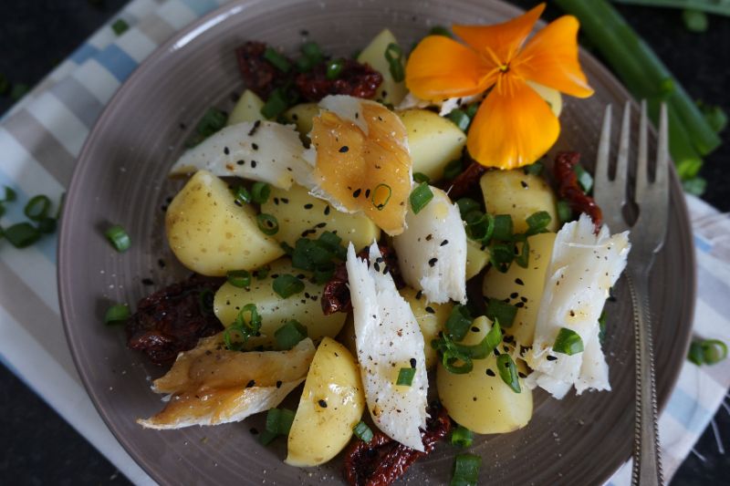 Sałatka z młodymi ziemniakami i wędzonym dorszem Sałatka z młodymi ziemniakami i wędzonym dorszem