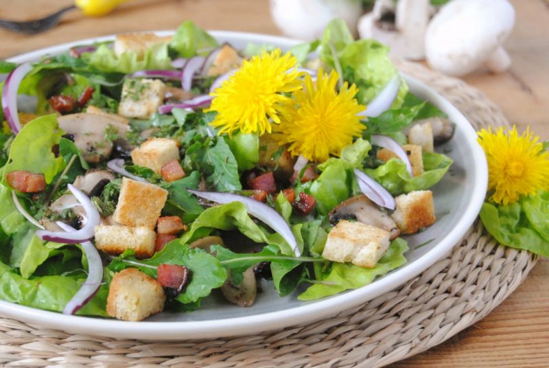 Sałatka z mniszkiem i grzankami 