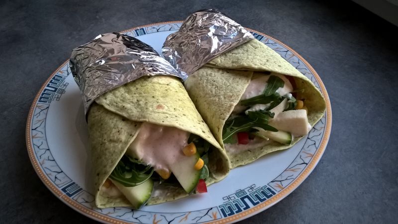 Sałatka z mozzarellą, cukinią i rukolą w tortilli Sałatka z mozzarellą, cukinią i rukolą w tortilli