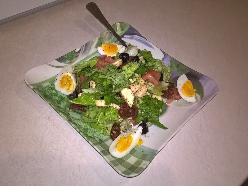 Sałatka z mozarellą i jajkiem w balsamicznym sosie