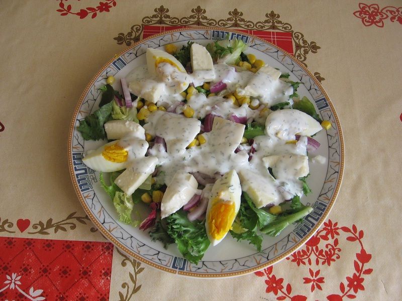 Sałatka z mozarellą i sosem koperkowym