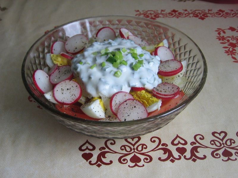 Sałatka z mozarellą, jajkiem i rzodkiewką