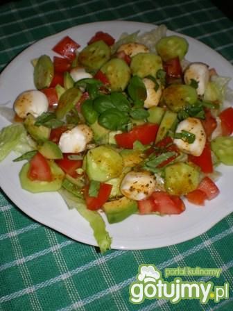 Sałatka z mozarellą, ogórkami, pomidorem Sałatka z mozarellą, ogórkami, pomidorem