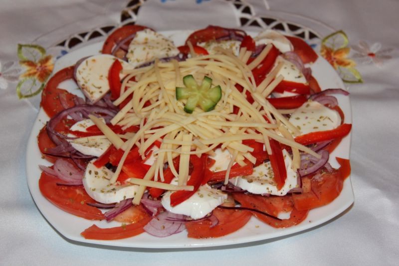 Sałatka z mozzarellą