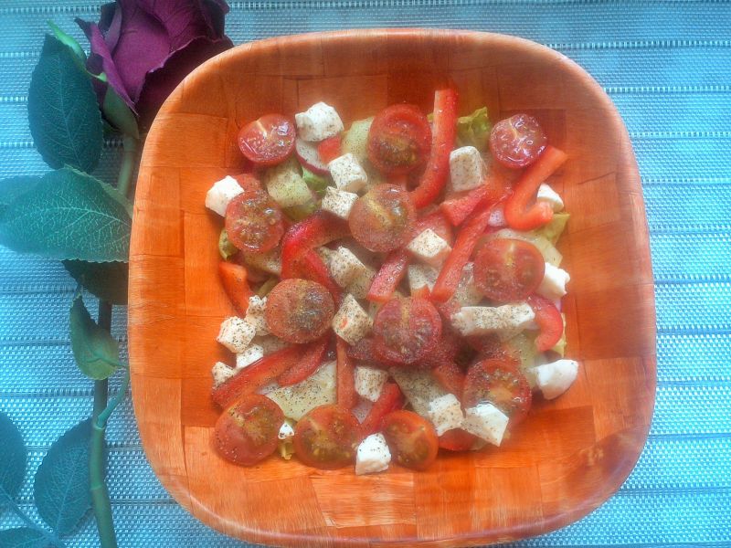 Sałatka z mozzarellą Sałatka z mozzarellą
