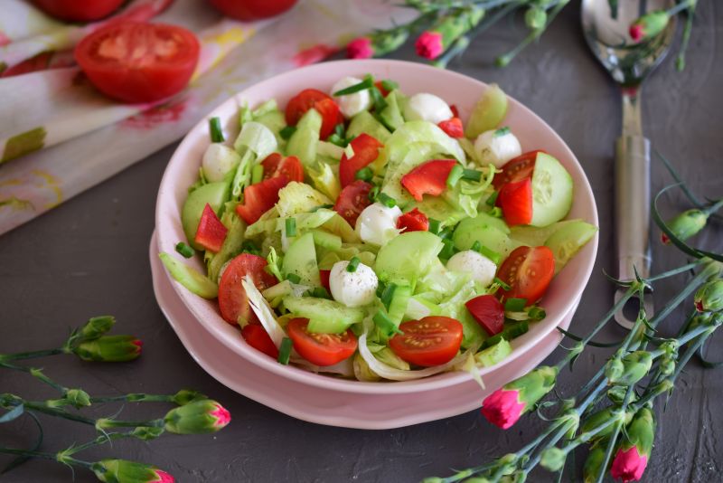 Sałatka z mozzarellą Sałatka z mozzarellą