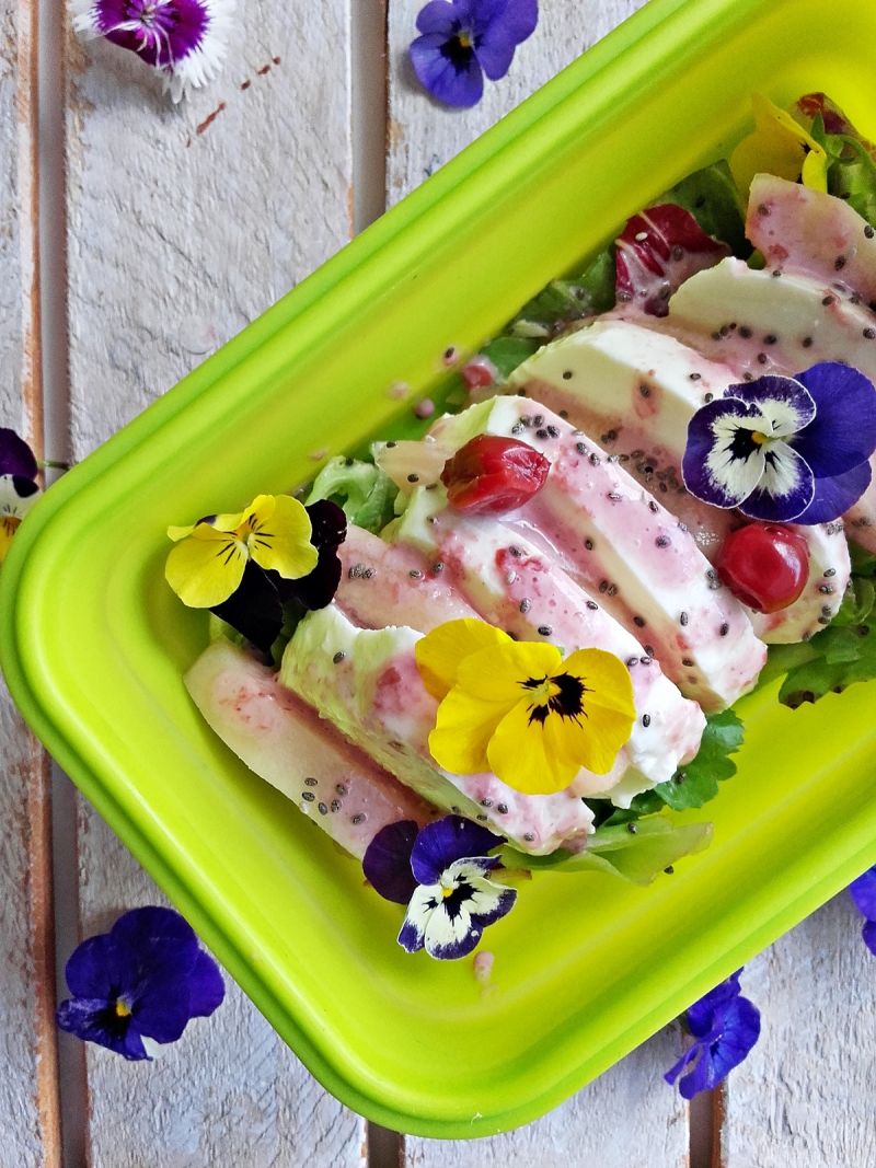 Sałatka z mozzarellą, gruszką i jadalnymi bratkami