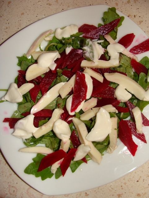 Sałatka z mozzarellą i buraczkami Sałatka z mozzarellą i buraczkami