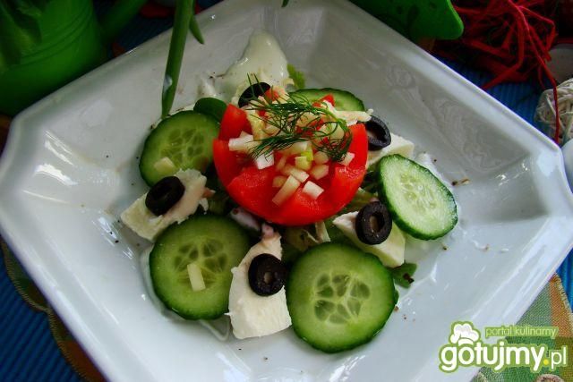 Sałatka z mozzarellą i ogórkiem zielonym Sałatka z mozzarellą i ogórkiem zielonym