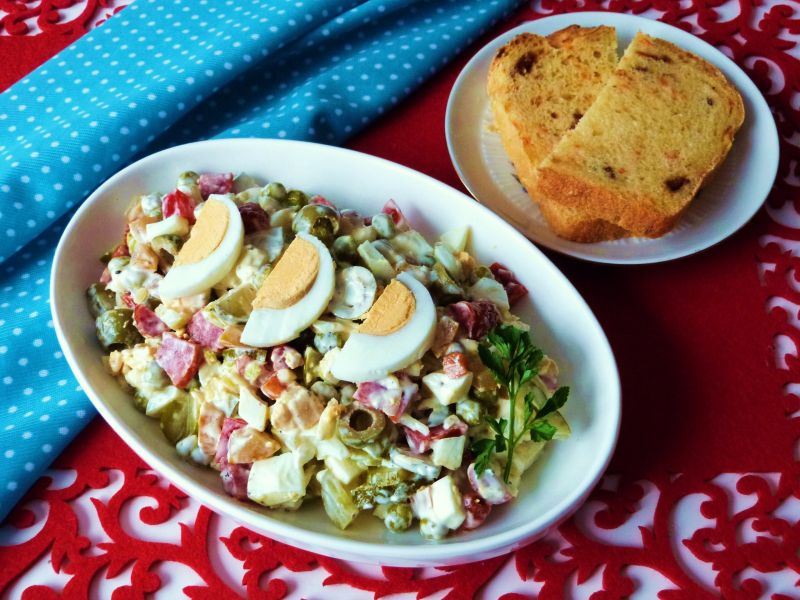 Sałatka z mozzarellą i oliwkami 