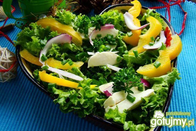 Sałatka z mozzarellą i papryką  Sałatka z mozzarellą i papryką