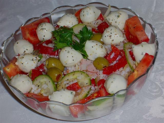 Sałatka z mozzarellą i polędwicą Sałatka z mozzarellą i polędwicą