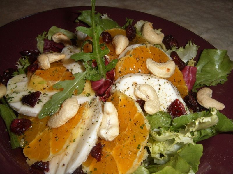 Sałatka z mozzarellą i pomarańczą