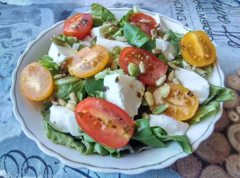 Sałatka z mozzarellą i pomidorkami Sałatka z mozzarellą i pomidorkami