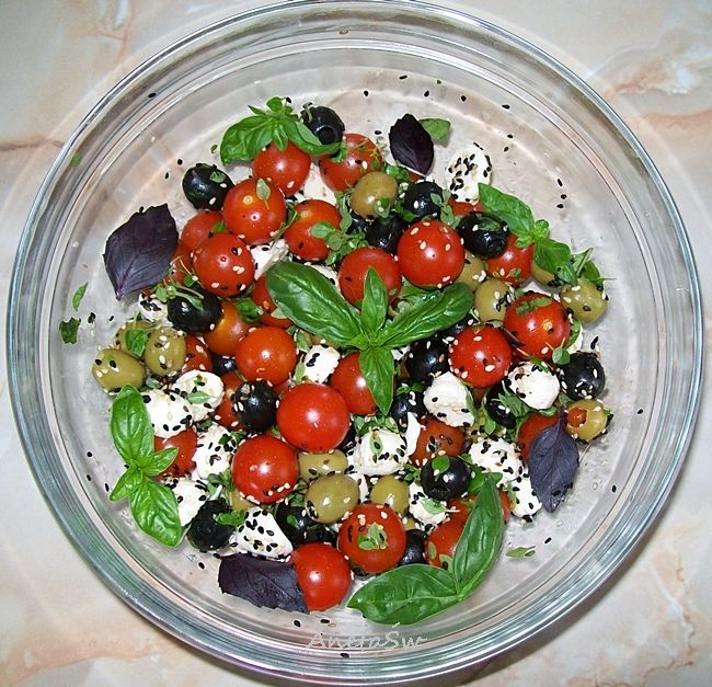 Sałatka z mozzarellą i sezamem