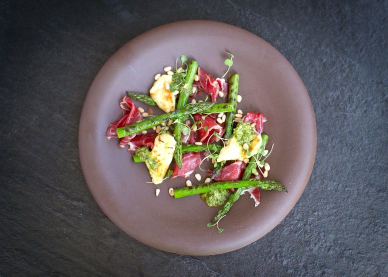 Sałatka z mozzarellą i szparagami Sałatka z mozzarellą i szparagami