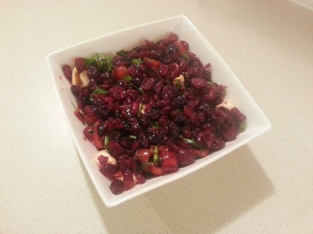 Sałatka z mozzarellą, pomidorami i żurawiną  Sałatka z mozzarellą, pomidorami i żurawiną