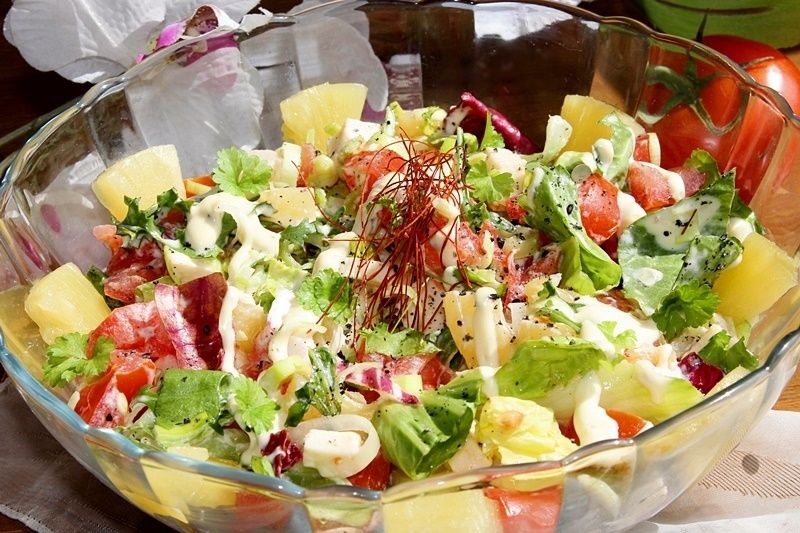 Sałatka z mozzarellą, pomidorem i ananasem Sałatka z mozzarellą, pomidorem i ananasem