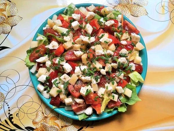 Sałatka z mozzarellą, pomidorem, papryką, jabłkiem