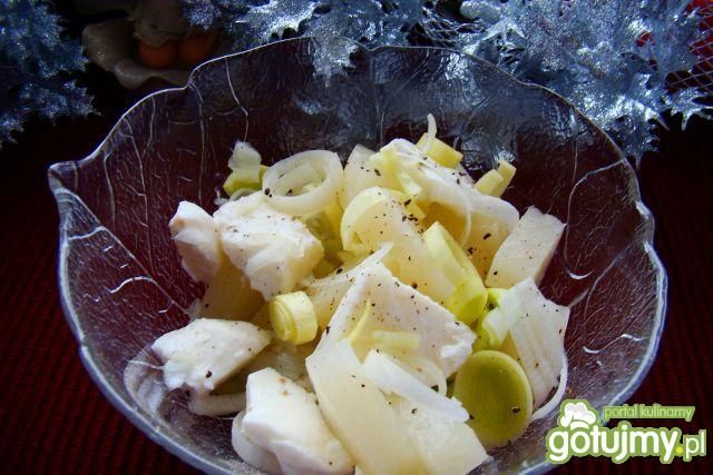 Sałatka z mozzarellą ,porem i ananasem  Sałatka z mozzarellą ,porem i ananasem