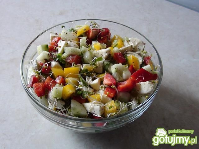 Sałatka z mozzarelli i kiełków brokułu