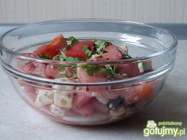 Sałatka z mozzarelli i orzechami włoskim