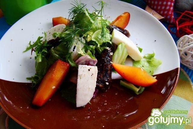 Sałatka z mozzarelli i śliwki 