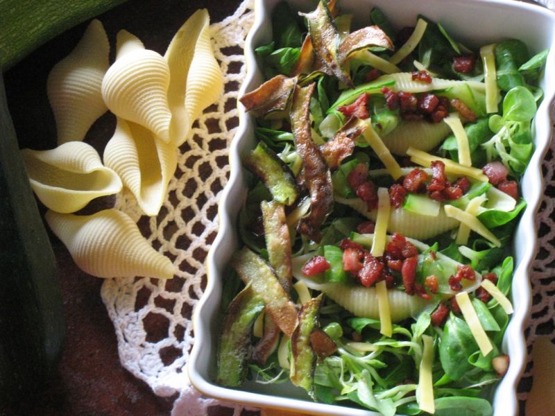 Sałatka z muszlami i chipsami z cukinii Sałatka z muszlami i chipsami z cukinii