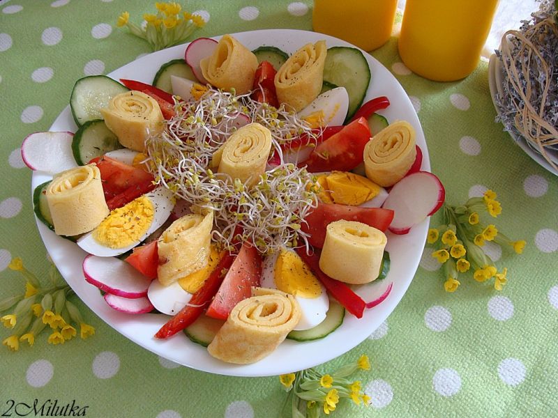 Sałatka z naleśnikiem i kiełkami brokuła