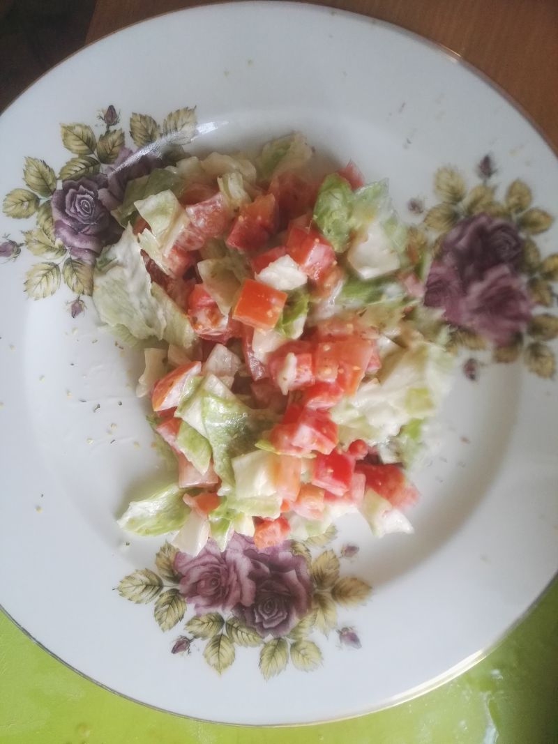 Sałatka z odchudzonym sosem czosnkowym