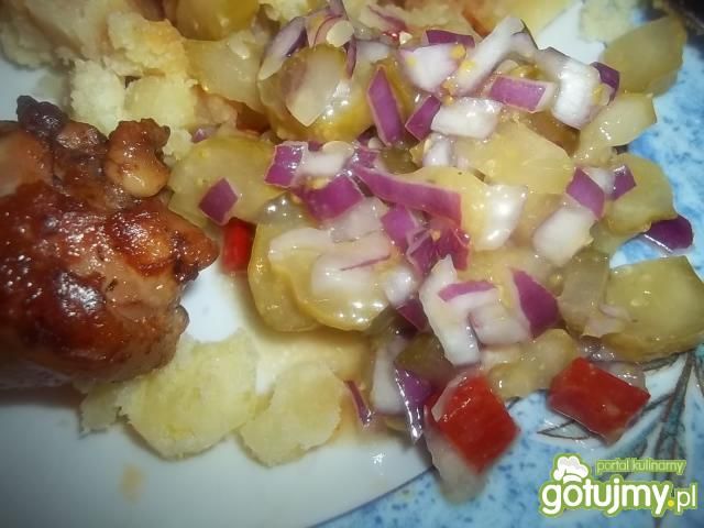 Sałatka z ogórka konserwowego i papryki