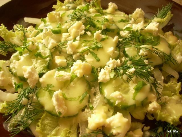 Sałatka z ogórkami w sosie midowym  Sałatka z ogórkami w sosie midowym