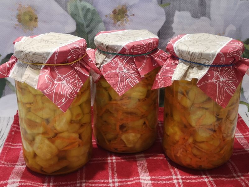 Sałatka z ogórkiem i kurkumą