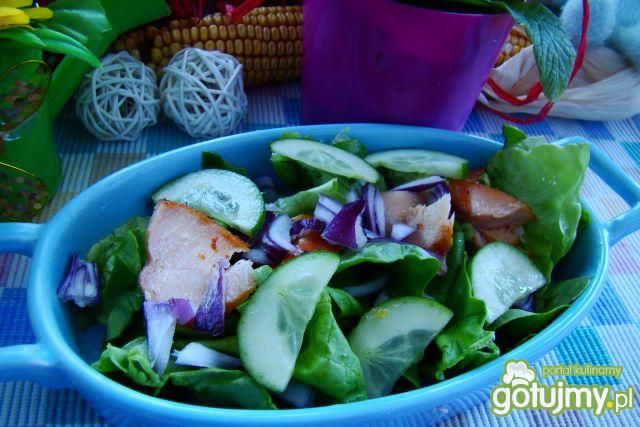 Sałatka z ogórkiem i łososiem  Sałatka z ogórkiem i łososiem