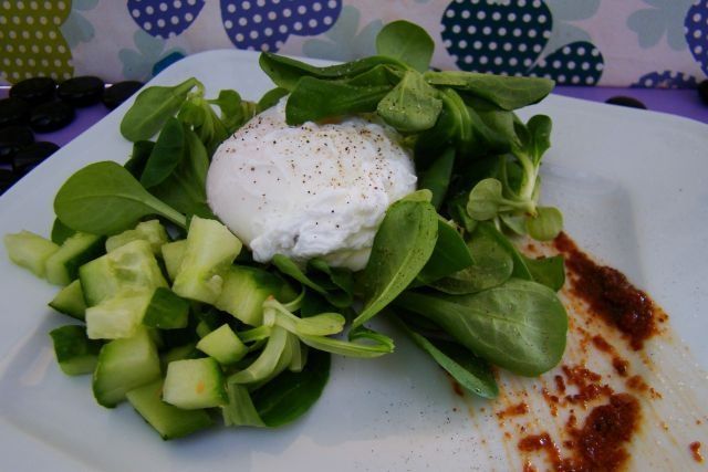 Sałatka z ogórkiem i pesto z pomidorów  Sałatka z ogórkiem i pesto z pomidorów