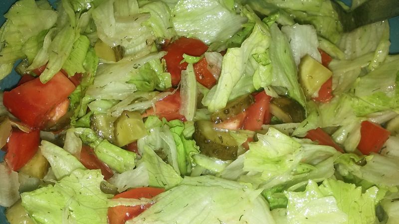 Sałatka z ogórkiem kiszonym do obiadu