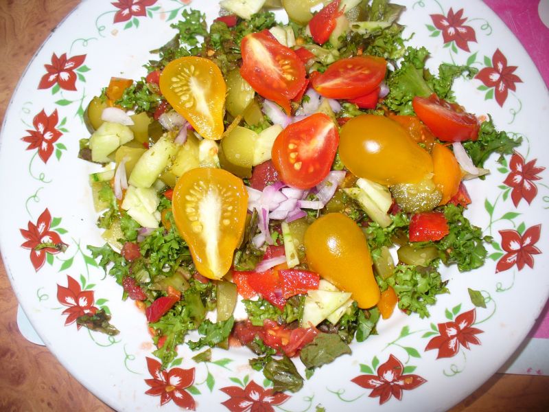 Sałatka z ogórkiem kiszonym,pomidorkami kolorowymi