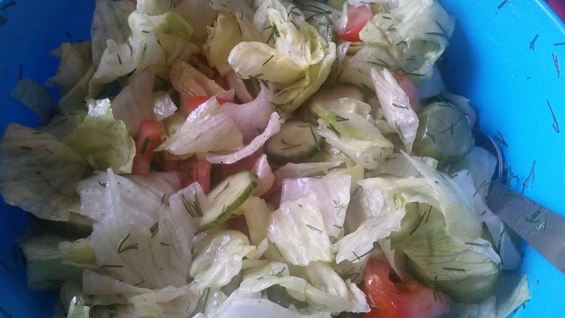 Sałatka z ogórkiem małosolnym