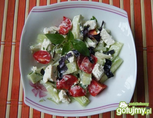 Sałatka z ogórków, bazylii i pomidorów Sałatka z ogórków, bazylii i pomidorów