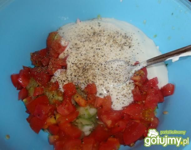 Sałatka z ogórków gruntowych i pomidorów