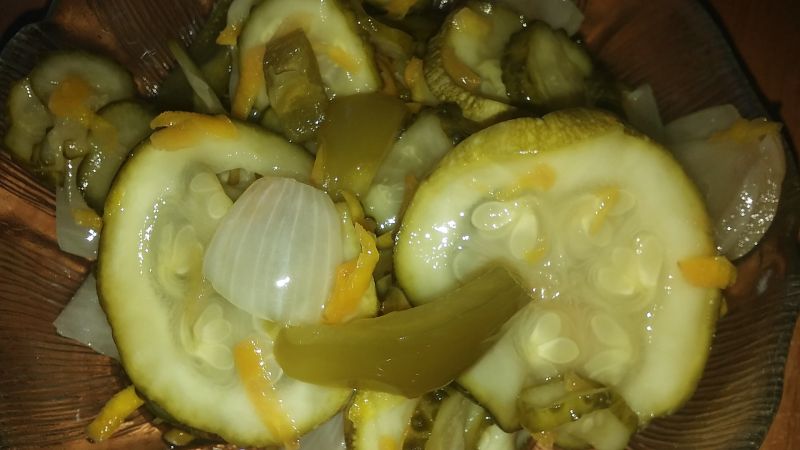 Sałatka z ogórków i cukinii na zimę