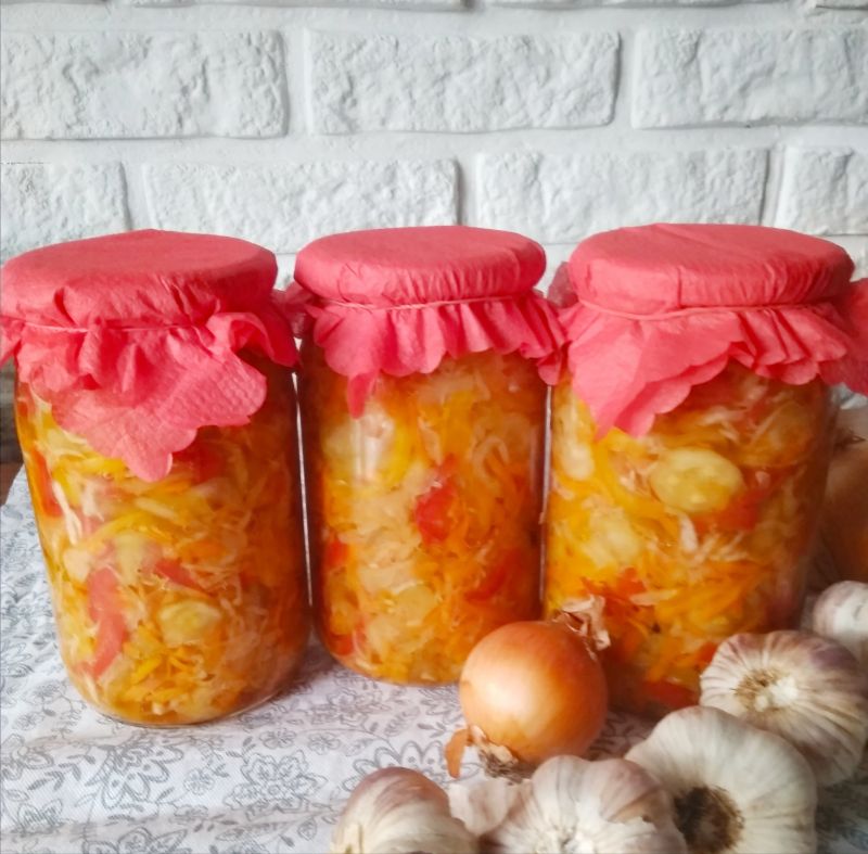 Sałatka z ogórków i papryki na zimę