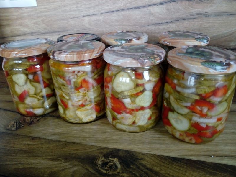 Sałatka z ogórków i papryki na zimę