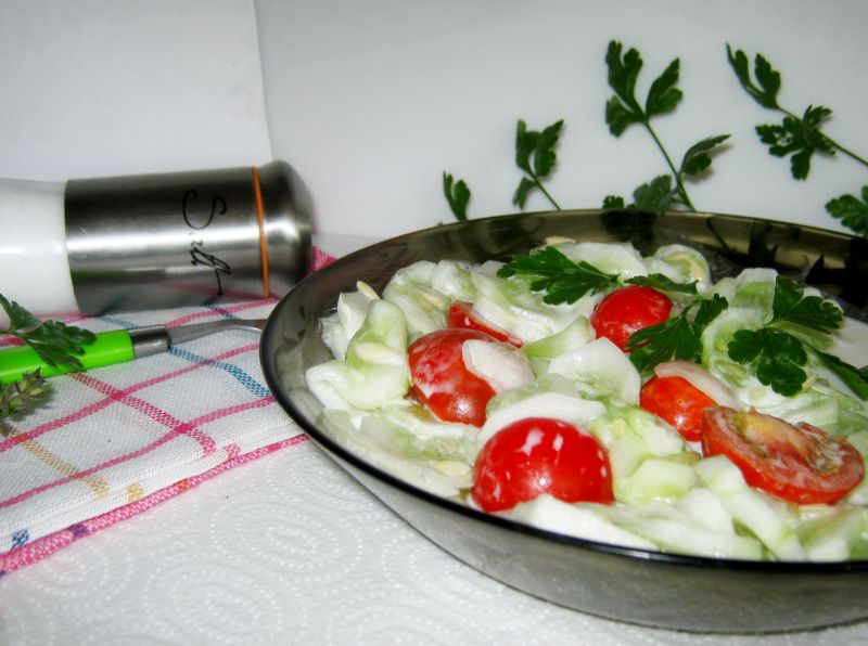 Sałatka z ogórków i pomidorków Sałatka z ogórków i pomidorków